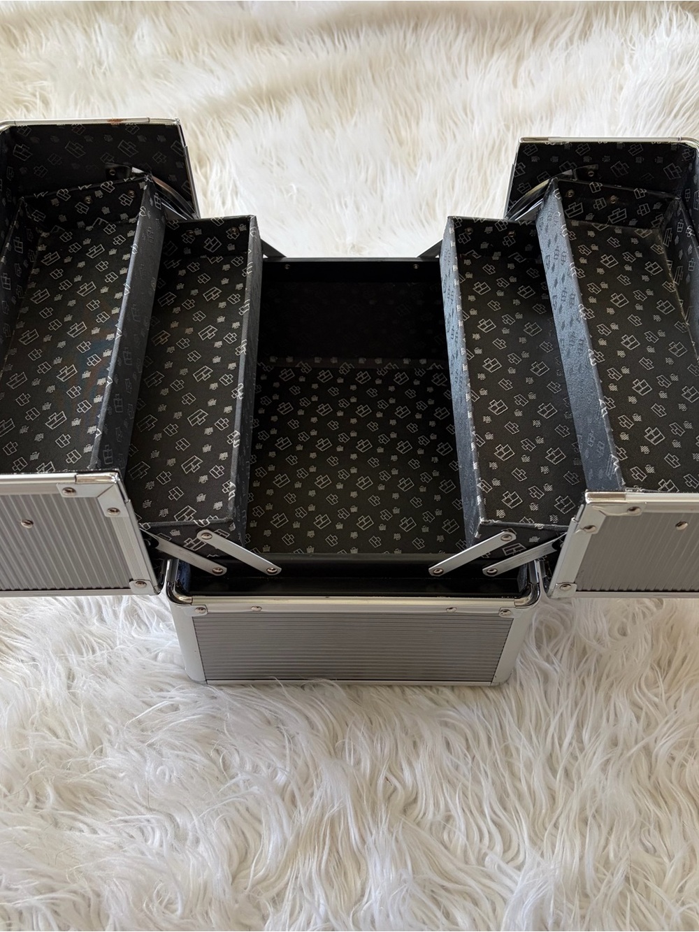 Silver Caboodles Aluminum Makeup/Tool Case - Picture 10 of 11